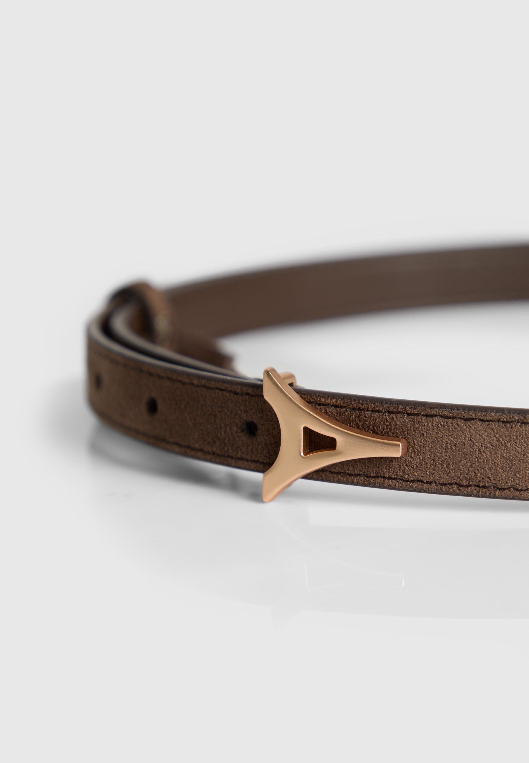 leonie-eiffel-slim-suede-belt-brown-gold