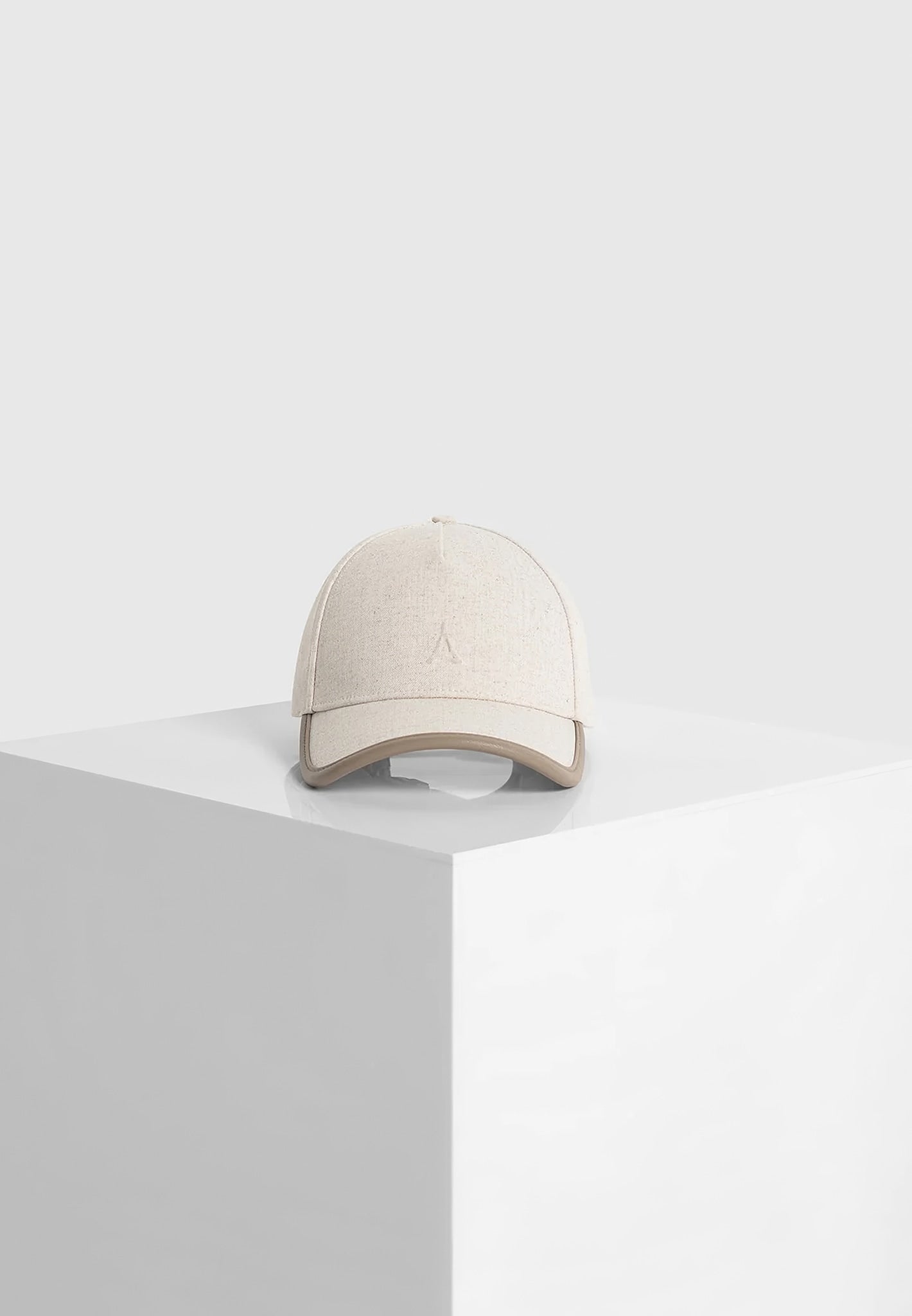 embossed-eiffel-cap-with-leather-trim-natural 