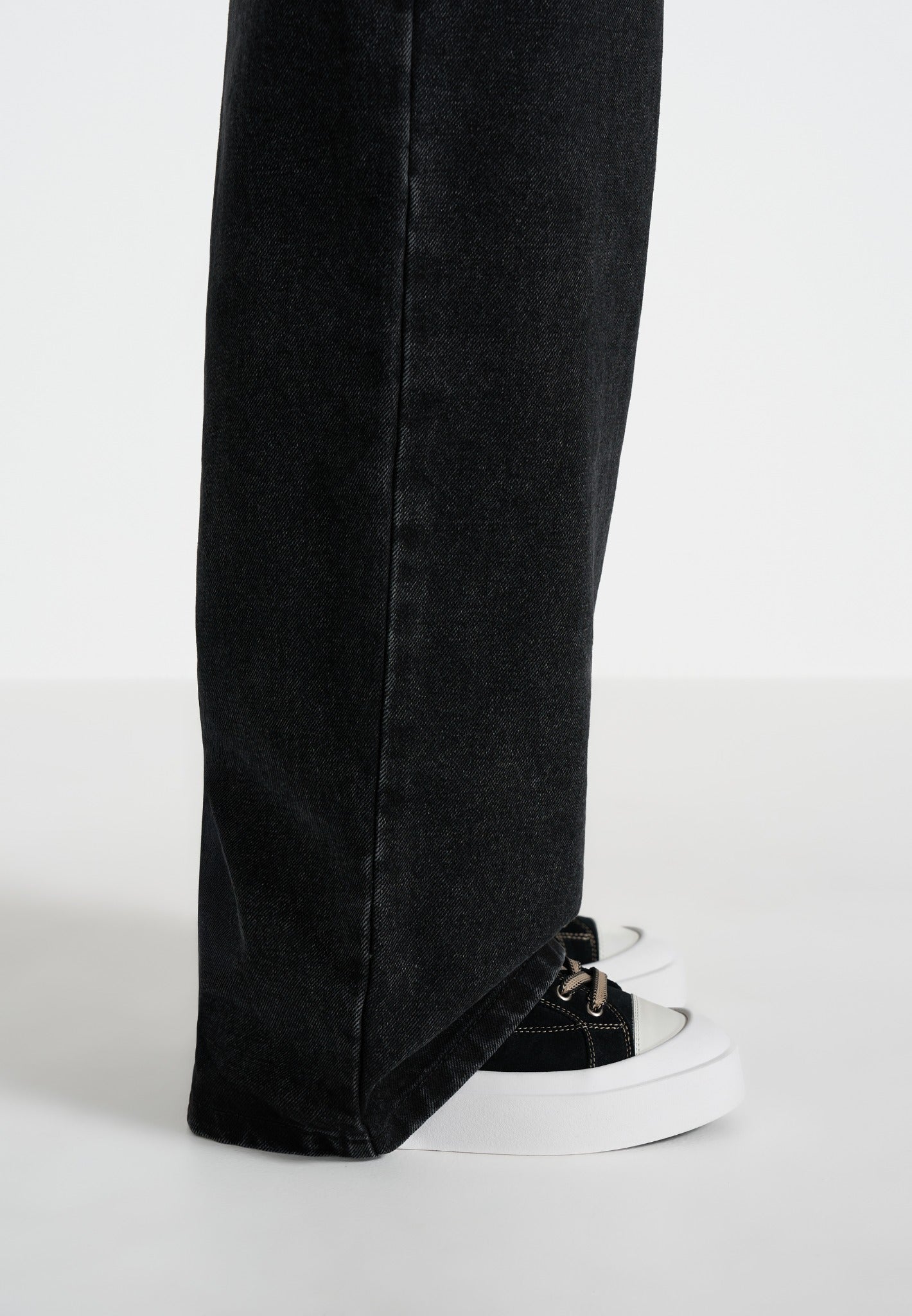 Women's Vienna - Suede Contrast Stitch Sneaker - Black
